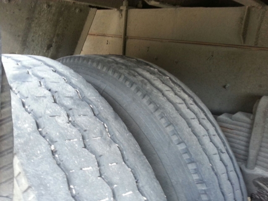 รถอีซูซุ 10 ล้อ หลังถนน FVM 230 แรงม้า. ปี 47    สนใจติดต่อ  081 - 6079515