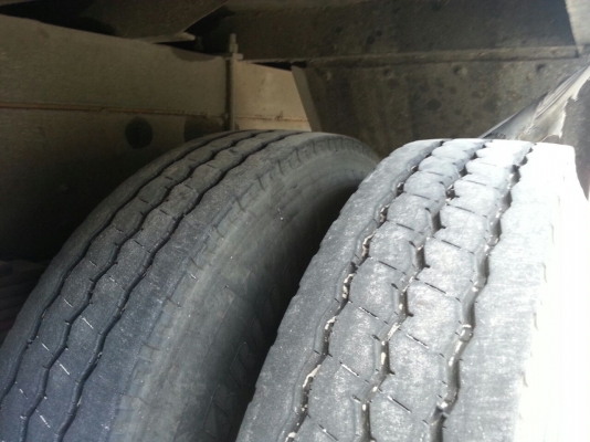 รถอีซูซุ 10 ล้อ หลังถนน FVM 230 แรงม้า. ปี 47    สนใจติดต่อ  081 - 6079515