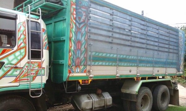 HINO FL 3H 195 HP HO7D ปี 37 สิบล้อดั๊มพ์เพลาเดียว กระบะดั๊มพ์มิเนียมคอกเกษตร 12 ตันความยาว 6.20 เมตรสภาพสวยจัด เครื่องเดิมเกียร์เดิมแน่นดีแรงดีไม่มีเยิ้ม หัวเก๋งไฮเทคแล็ปลายสวยภายในเก๋งคอนโซลครบพร้อม พวงมาลัยเพาเวอร์ ระบบเบรคทริ๊ปฟี้ ช่วงล่างเดิมๆคัชซีสว
