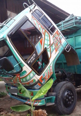 HINO FL 3H 195 HP HO7D ปี 37 สิบล้อดั๊มพ์เพลาเดียว กระบะดั๊มพ์มิเนียมคอกเกษตร 12 ตันความยาว 6.20 เมตรสภาพสวยจัด เครื่องเดิมเกียร์เดิมแน่นดีแรงดีไม่มีเยิ้ม หัวเก๋งไฮเทคแล็ปลายสวยภายในเก๋งคอนโซลครบพร้อม พวงมาลัยเพาเวอร์ ระบบเบรคทริ๊ปฟี้ ช่วงล่างเดิมๆคัชซีสว