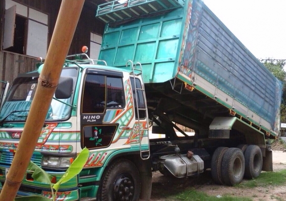 HINO FL 3H 195 HP HO7D ปี 37 สิบล้อดั๊มพ์เพลาเดียว กระบะดั๊มพ์มิเนียมคอกเกษตร 12 ตันความยาว 6.20 เมตรสภาพสวยจัด เครื่องเดิมเกียร์เดิมแน่นดีแรงดีไม่มีเยิ้ม หัวเก๋งไฮเทคแล็ปลายสวยภายในเก๋งคอนโซลครบพร้อม พวงมาลัยเพาเวอร์ ระบบเบรคทริ๊ปฟี้ ช่วงล่างเดิมๆคัชซีสว