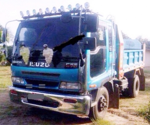 ISUZU DECA 195 HP 6HE1 หกล้อดั๊มพ์ กระบะดั๊มพ์เหล็ก 5 ตันความยาว 3.60 เมตรสภาพสวยๆพร้อมบรรทุกหนักได้เลยครับ เครื่องแรงดีไม่มีเยิ้ม ภายในเก๋งคอนโซลสวยครบ แอร์เย็น พวงมาลัยเพาเวอร์ ระบบเบรคทริ๊ปฟี้ครบครัน ช่วงล่างแน่นคัชซีสวยเดิม ยาง 8.25 ขอบ 16 สภาพดี 75\%