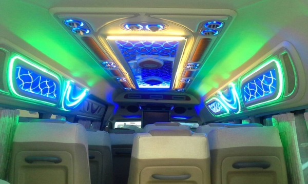 ขายด่วนๆค่ะ ยี่ห้อ : TOYOTA ปี : 2009 รุ่น : HIACE สี : ขาว โฉม : COMMUTER ปี 2009  เกียร์ : MT รุ่นย่อย : 2.7 VVT-i เครื่องยนต์ : เบนซิน,NGV,  ราคา 690,000 บาท โทร คุณตันหยง 0922726669