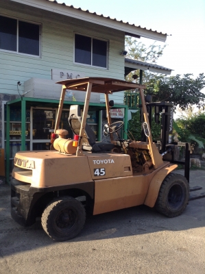 +++ ขายโฟล์คลิฟท์  TOYOTA FD40  ขนาด  4  ตัน  (รถนอก)  เครื่องยนต์ดีเซล  เสา  3  เมตร   งา 1,300  มม.   เกียร์ธรรมดา   ล้อหน้าคู่  ยางลม