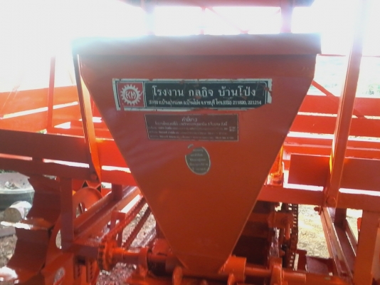 ขายเครื่องปลูดอ้อยยี่ห้อกลกิจบ้านโป้งราชบุรีสภาพใช้งานได้เลย