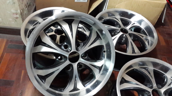 ขอบ 18 6รู กว้าง 8 ออฟลึกๆสวยๆ แม็กเปล่าไม่มียาง