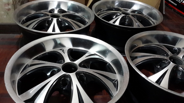 ขอบ 18 6รู กว้าง 8 ออฟลึกๆสวยๆ แม็กเปล่าไม่มียาง