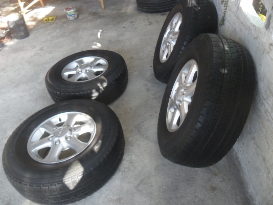 ล้อแม็ก 16นิ้ว 6รู อีซูสุ พร้อมยาง สวยๆ 4 ล้อ ราคา 6700 บาท