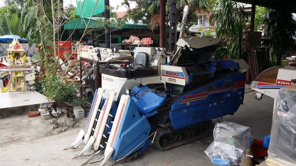 รถเกี่ยวข้าวพร้อมนวดข้าวในตัว แบบนั่งขับ เก่าญี่ปุ่น  ISEKI  Frontier 25 มีท่อส่งข้าวทำให้ง่ายในการบรรจุกระสอบ สภาพสวย