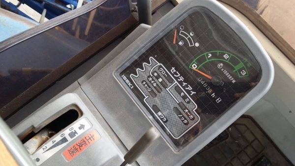 รถเกี่ยวข้าวพร้อมนวดข้าวในตัว แบบนั่งขับ เก่าญี่ปุ่น  ISEKI  Frontier 25 มีท่อส่งข้าวทำให้ง่ายในการบรรจุกระสอบ สภาพสวย