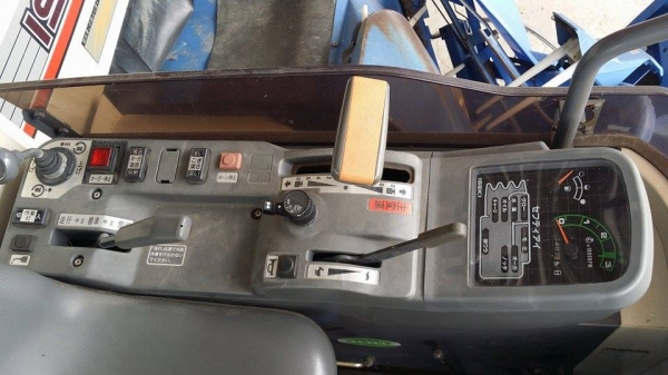 รถเกี่ยวข้าวพร้อมนวดข้าวในตัว แบบนั่งขับ เก่าญี่ปุ่น  ISEKI  Frontier 25 มีท่อส่งข้าวทำให้ง่ายในการบรรจุกระสอบ สภาพสวย