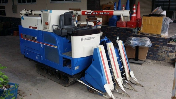 รถเกี่ยวข้าวพร้อมนวดข้าวในตัว แบบนั่งขับ เก่าญี่ปุ่น  ISEKI  Frontier 25 มีท่อส่งข้าวทำให้ง่ายในการบรรจุกระสอบ สภาพสวย