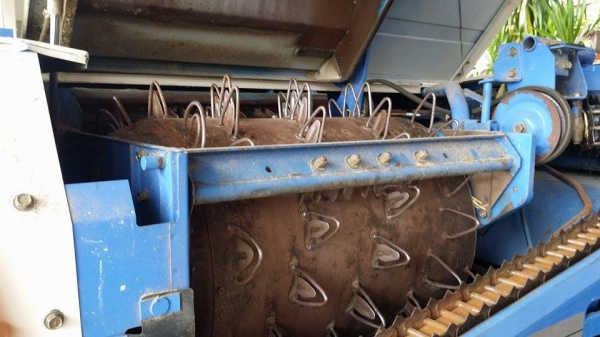 รถเกี่ยวข้าวพร้อมนวดข้าวในตัว แบบนั่งขับ เก่าญี่ปุ่น  ISEKI  Frontier 25 มีท่อส่งข้าวทำให้ง่ายในการบรรจุกระสอบ สภาพสวย