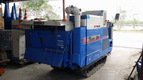 รถเกี่ยวข้าวพร้อมนวดข้าวในตัว แบบนั่งขับ เก่าญี่ปุ่น  ISEKI  Frontier 25 มีท่อส่งข้าวทำให้ง่ายในการบรรจุกระสอบ สภาพสวย