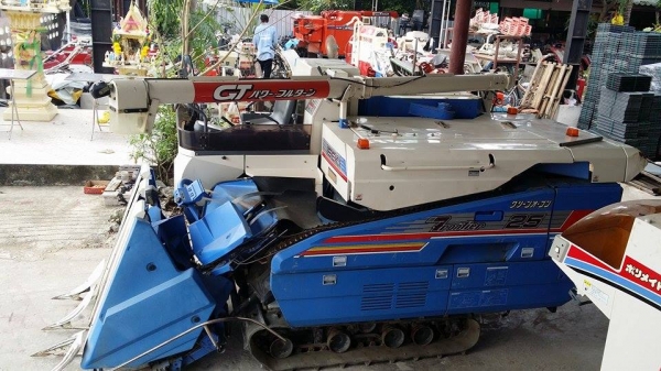 รถเกี่ยวข้าวพร้อมนวดข้าวในตัว แบบนั่งขับ เก่าญี่ปุ่น  ISEKI  Frontier 25 มีท่อส่งข้าวทำให้ง่ายในการบรรจุกระสอบ สภาพสวย