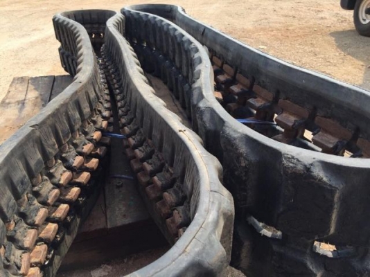 ขายแทรคยาง ใช้กับ รถขุด KOMATSU PC20 นำเข้าจากญี่ปุ่น ติดต่อ 081-2990958/089-8368497 (เจ้าของขายเอง)