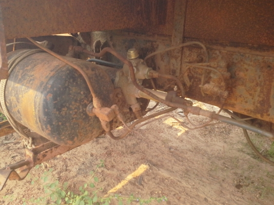 สิบล้อหน้ายาว2เพลา บรรทุกแมคโค