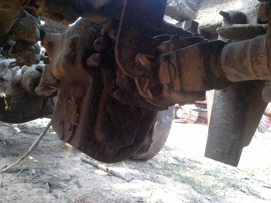 สิบล้อหน้ายาว2เพลา บรรทุกแมคโค