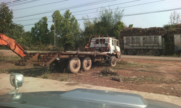 สิบล้อหน้ายาว2เพลา บรรทุกแมคโค