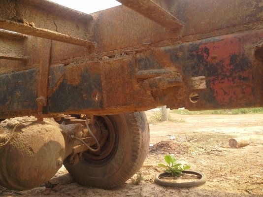 สิบล้อหน้ายาว2เพลา บรรทุกแมคโค