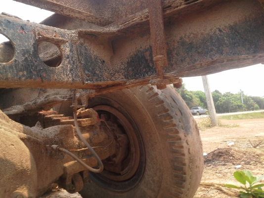 สิบล้อหน้ายาว2เพลา บรรทุกแมคโค