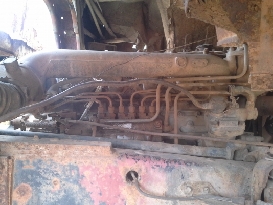 สิบล้อหน้ายาว2เพลา บรรทุกแมคโค