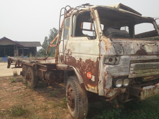 สิบล้อหน้ายาว2เพลา บรรทุกแมคโค