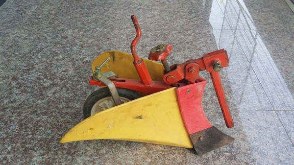 ตัวแหวกร่อง เก่าญี่ปุ่น ใช้ติดกับรถไถเดินตาม หรือรถพรวนดิน ช่วยในการขึ้นร่องไถได้ง่ายและสะดวกขึ้น สภาพดี