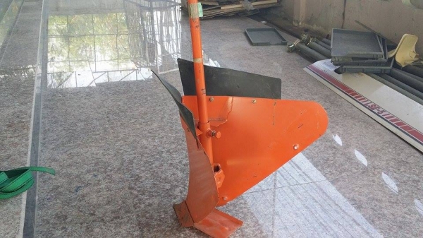 ตัวแหวกร่อง เก่าญี่ปุ่น ใช้ติดกับรถไถเดินตาม หรือรถพรวนดิน ช่วยในการขึ้นร่องไถได้ง่ายและสะดวกขึ้น สภาพดี