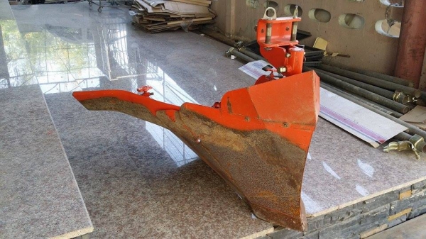 ตัวแหวกร่อง เก่าญี่ปุ่น ใช้ติดกับรถไถเดินตาม หรือรถพรวนดิน ช่วยในการขึ้นร่องไถได้ง่ายและสะดวกขึ้น สภาพดี