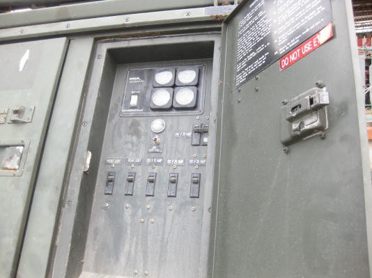 เครื่องปั่นไฟภาคสนาม พร้อมพ่วง และไฟสปอตร์ไลท์ เครื่องปั่นไฟภาคสนาม พร้อมพ่วง และไฟสปอตร์ไลท์