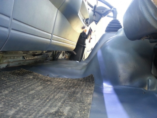 รถฮีโน่ 6 ล้อ ตู้แห้ง 150 แรงม้า. ปี 50  ( รถวิ่ง 1xx,xxx กม. )   สนใจติดต่อ  081 - 6079515