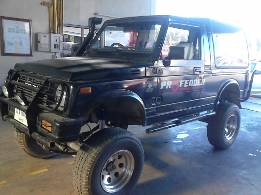 SUZUKI CARIBIAN  สีดำ  4X4  ยกสูง  เครื่องเดิมๆ  1300 CC.  ปี1993   ติดแก๊สLPG.     ติดต่อ 081-427-3941