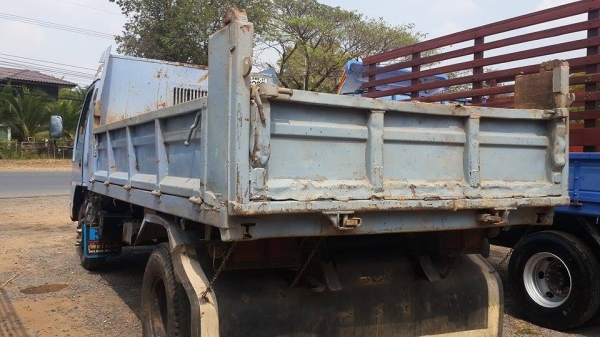 **ขายแล้วครับขอบคุณ Truck2hand ขาย ISUZU NPR-120 6ล้อดั้มดิน5คิว NPR66LX5S 4HF1-120แรง ฝาดำ ห้างแท้ ปี39 เครื่องเดิม เกียร์เดิม เครื่องฝาดำ แน่นดี แรงดี เกียร์สั้นเข้าง่าย ไม่หลุด ช่วงล่างเดิมๆ 6น็อต หน้า-หลัง คัสซีสวยเดิม ไม่ปะไม่มีดาม กระบะดั