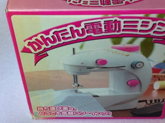 จักรเย็บผ้าขนาดเล็กแต่เย็บงานได้ดีมากๆสำหรับใช้สำหรับงานเล็กๆด่วนๆหรืองานประดิษฐ์