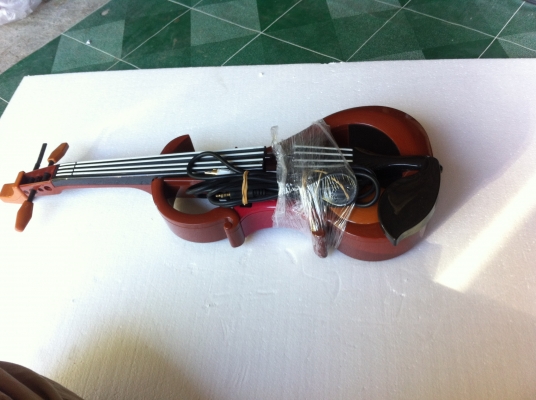 ไวโอลิน แบบทดสอบเล่นต่อออกทีวีผ่านช่อง AV ใช้ไฟผ่านห้อมแปลงแค่ 6 V.