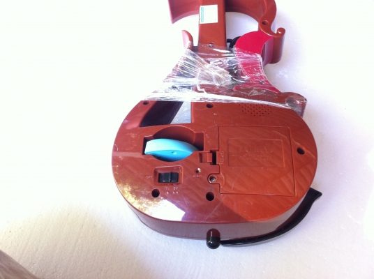 ไวโอลิน แบบทดสอบเล่นต่อออกทีวีผ่านช่อง AV ใช้ไฟผ่านห้อมแปลงแค่ 6 V.