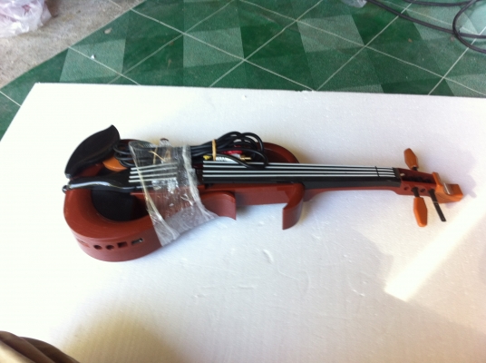 ไวโอลิน แบบทดสอบเล่นต่อออกทีวีผ่านช่อง AV ใช้ไฟผ่านห้อมแปลงแค่ 6 V.