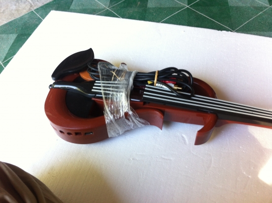 ไวโอลิน แบบทดสอบเล่นต่อออกทีวีผ่านช่อง AV ใช้ไฟผ่านห้อมแปลงแค่ 6 V.