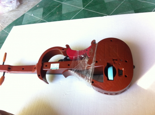 ไวโอลิน แบบทดสอบเล่นต่อออกทีวีผ่านช่อง AV ใช้ไฟผ่านห้อมแปลงแค่ 6 V.