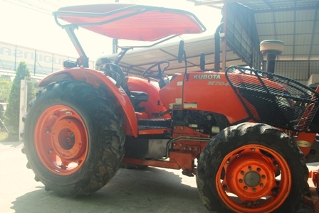 ขายรถไถ Kubota M7040 (4WD) พร้อมดันหน้าช้าง รถสวย เดิมๆ พร้อมใช้งานครับ