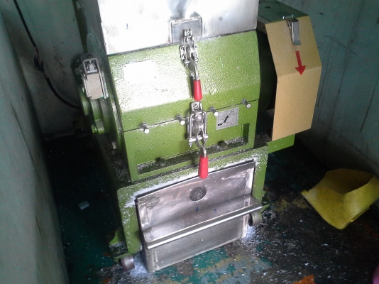 เครื่องเป่าขวดสำเร็จรูป ขายเหมายกไลน์ผลิต ไลน์ผสมเม็ดและขึ้นรูปเป่าขวดสำเร็จรูป จำนวน 2 ไลน์ผลิต ยี่ห้อ SMC ปี 2005 และ 2002 เครื่องจักรยังใหม่ครับ ยังใช้งานอยู่