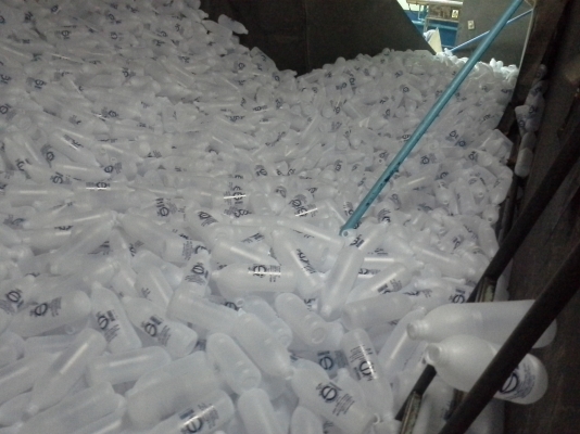 เครื่องเป่าขวดสำเร็จรูป ขายเหมายกไลน์ผลิต ไลน์ผสมเม็ดและขึ้นรูปเป่าขวดสำเร็จรูป จำนวน 2 ไลน์ผลิต ยี่ห้อ SMC ปี 2005 และ 2002 เครื่องจักรยังใหม่ครับ ยังใช้งานอยู่