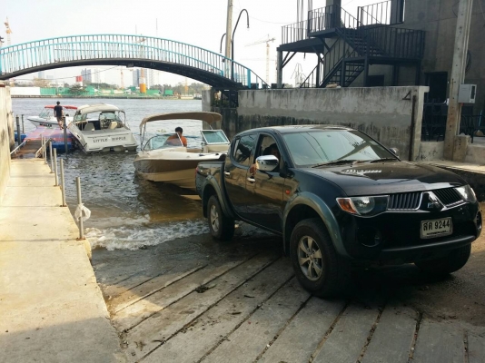 ที่จอดเรือติดแม่น้ำเจ้าพระยา พร้อมที่จอดในร่ม