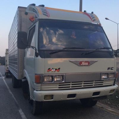 ขายหกล้อตู้แห้ง3บานฮีโน่สภาพเดิมๆสวยจัดแอร์หนาวรถแท้ห้างช่วงยาว550เมตรเครื่องwo4d120แรง. เอกสารพร้อมโอน