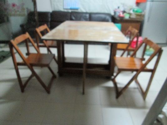 เฮียเชนต์เกาะช้างครับ 3500บาท โต๊ะทานข้าว  แบบพับได้เก็บได้   ไม้เนื้อแข็ง  พร้อมเก้าอี้สวยๆ