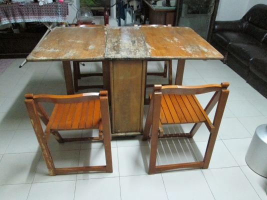 เฮียเชนต์เกาะช้างครับ 3500บาท โต๊ะทานข้าว  แบบพับได้เก็บได้   ไม้เนื้อแข็ง  พร้อมเก้าอี้สวยๆ