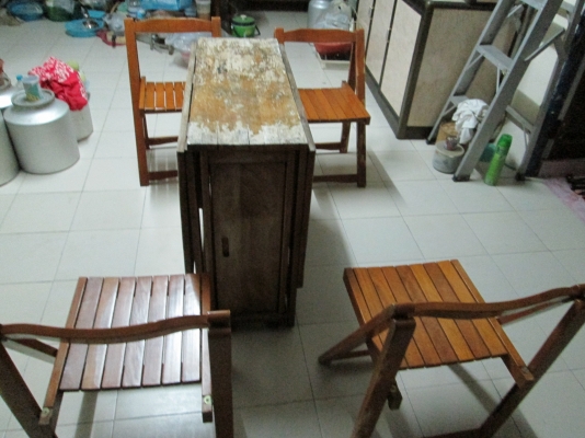 เฮียเชนต์เกาะช้างครับ 3500บาท โต๊ะทานข้าว  แบบพับได้เก็บได้   ไม้เนื้อแข็ง  พร้อมเก้าอี้สวยๆ