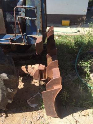 ขายรถไถ2เพลา FORD NEWHOLLAND 6640 เล่มทะเบียน  สนใจโทร 081-970-1072