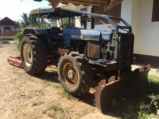 ขายรถไถ2เพลา FORD NEWHOLLAND 6640 เล่มทะเบียน  สนใจโทร 081-970-1072